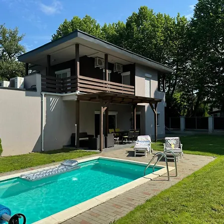 Ferienhaus Luxury With Pool Siófok